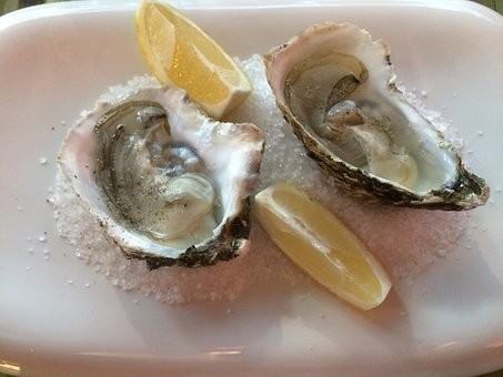 ちょっと精力が衰えたか?と思う旦那さんやパートナーのために、精力のつく料理を作ってあげたいと思っても、どんな食べ物がいいのか悩みます。ここでは、精力がつく肉やそのほかの食べ物について、精力増強にいい成分もふくめてご紹介します!
