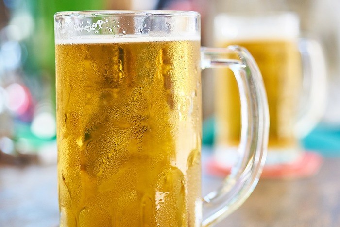 ビールに氷を入れるのはありか・冷やし方・飲む国・酔わないのか