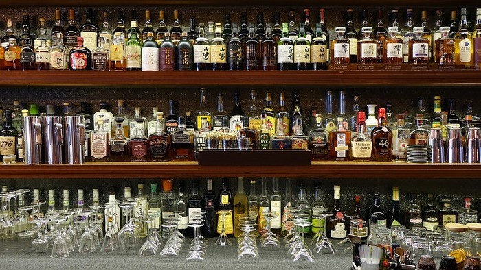 なぜビールがチェイサー？発祥地「神谷バー」での電気ブランの飲み方