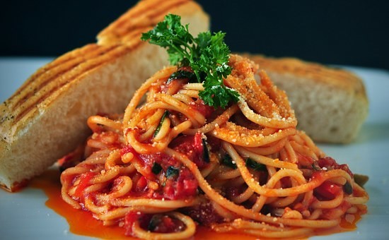 今回は「ロメスパ」の特集です。ロメスパは、ガッチリとランチを食べたいビジネスマンを中心にが広がりはじめたB級スパゲッティです。ここでは、腹すかしの男連中を虜にするロメスパの魅力と、チェックしておきたいロメスパの店8選を詳しく紹介します。