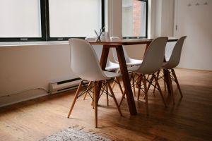 一人暮らしとなると、こたつを置くだけでも部屋が狭くなってしまうので、悩む方も多いと思います。ここではこたつのメリット・デメリット、サイズなどについてご紹介していくので、一人暮らしで置くか置かないかを悩んでいる人は、ぜひ参考にしてみてください。