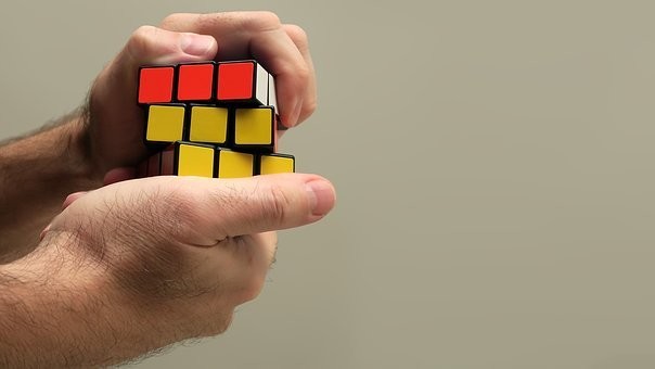 インテリアのアクセントにもなるビーズクッションですが、匂いがしたり汚れてしまった場合どのようにケアすればいいのでしょうか？そこで今回はビーズクッションを洗濯する際に気をつけなければいけない点などを交えながら、正しい洗濯の方法をご紹介してまいります。