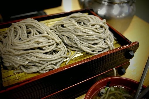 蕎麦屋で蕎麦を食べると、急須のような入れ物で、そば湯を持ってきてくれます。何となく、残った蕎麦つゆにそば湯を入れて飲んでいる人が多いのではないでしょうか。体に良さそうなイメージですが、そば湯はなぜ、飲まれているのでしょうか。