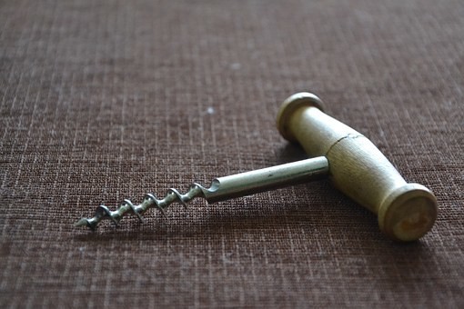 簡単に使えるワインのコルク抜きがない時の代用品・使い方