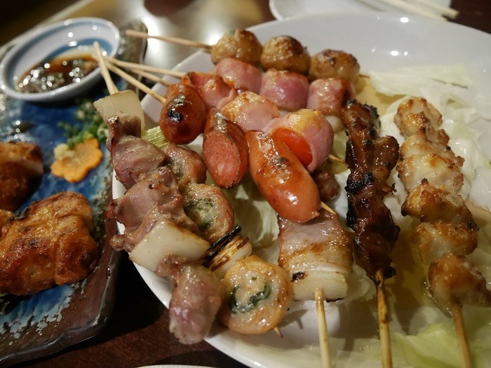 老若男女が好きな焼き鳥は、ついつい定番で済ませてしまうことも多いです。しかし、焼き鳥にはかなりの種類があります。ここでは、部位の種類やカロリーなどをご紹介します。仕事の帰りの一杯でも、自宅でのリラックスタイムにも焼き鳥は楽しめますよ。