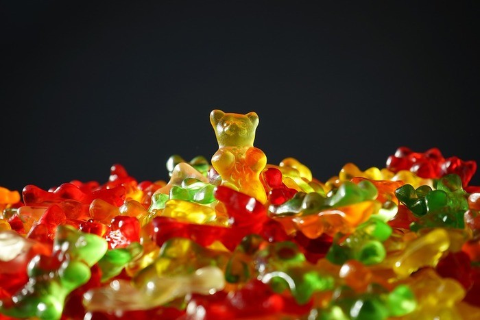 ゼラチンは主に豚や牛の皮から抽出されたエキスでできています。ゼラチンを使った食べ物は弾力があり、ぷるぷるしており食感が良いのが特徴です。ゼラチンは汁を固めることができますが、寒天もその中の1つです。ゼラチンの性質について調べてみましょう。