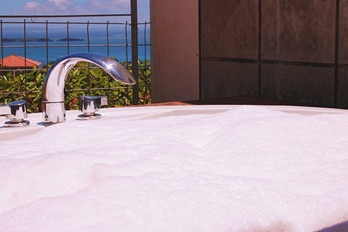 気がつくと、汚れですごいことになっているのが換気扇ですが、換気扇掃除をする前に換気扇を正しく取り外す作業をする必要があります。外している最中思わぬ怪我をしないようにするためにも、正しい換気扇の外し方を調べてから作業を開始しましょう。