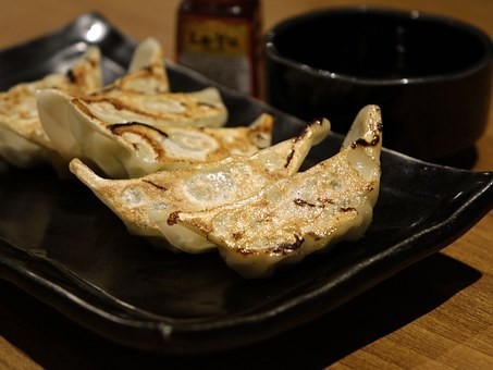 東京には美味しい餃子が食べられるお店がたくさんありますが、最近では、餃子食べ放題に飲み放題が付いた宴会コースを看板メニューとするお店が増え、男性だけでなく女性からも注目を集めています。餃子の食べ放題はコスパの良いお店が多いので、ぜひ食べに行ってみてください。