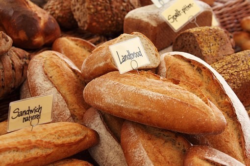 フランスパンの中でもよく見かける「バタール」を使って、美味しい軽食にアレンジしてみましょう。バタールは皮の部分がしっかりしているので、フレンチトーストやトッピングをしたトーストなど、アレンジが自在です。簡単で栄養も摂れるバタールのアレンジレシピをご紹介します。