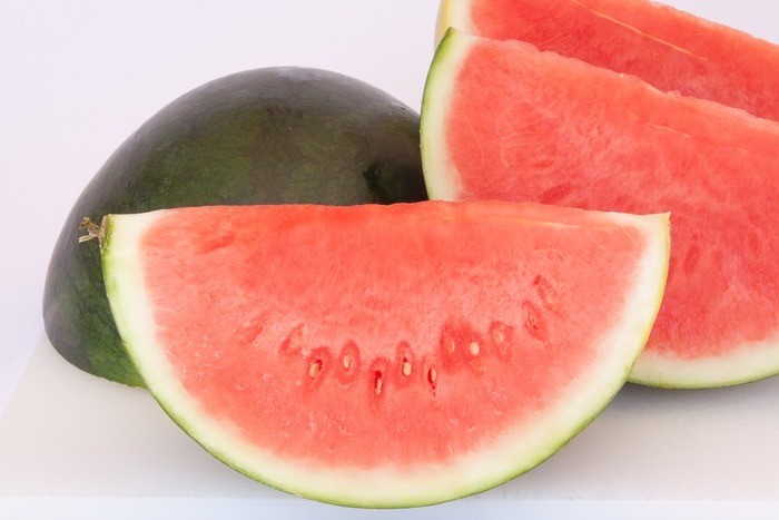 よく議論される「スイカは野菜なのか果物なのか」を詳しく検証します。今までスイカはどちらなのだろうと迷っていた人は、きっとスッキリとすることができるでしょう。スイカの栽培方法や野菜の定義なども交えながら、スイカについて詳しくお伝えいたします。