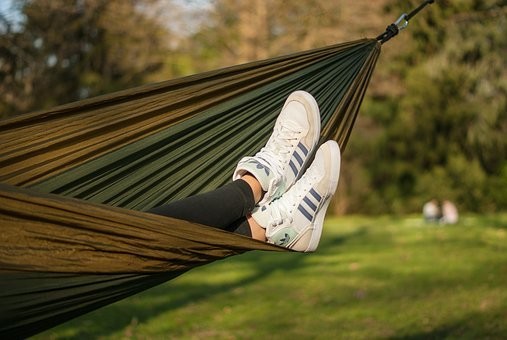 【ブランド別】スニーカーの洗い方と臭いを落とす方法｜重曹