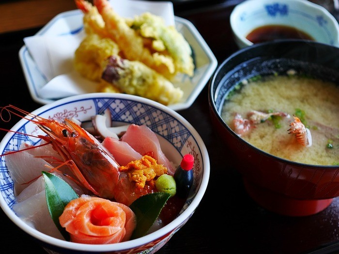 薄口醤油と濃口醤油の違いと使い分け方法｜レシピ/塩分