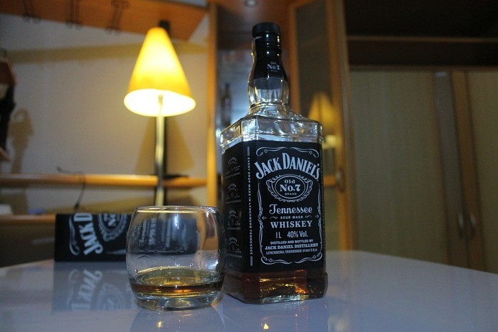 お酒「ジャックダニエル」の種類別の飲み方｜ロック/コーラ