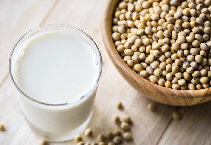 牛乳にきな粉を入れて飲むのが話題になっているのをご存知ですか。きな粉牛乳は美容に良いことがわかっています。今回は、きな粉牛乳のレシピ10選やきな粉牛乳を使ったスイーツレシピを紹介します。普通のきな粉牛乳に飽きたら、さまざまなアレンジをして楽しみましょう。