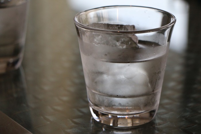 おいしい焼酎の水割りを作る5つのポイント｜前割り・黄金比