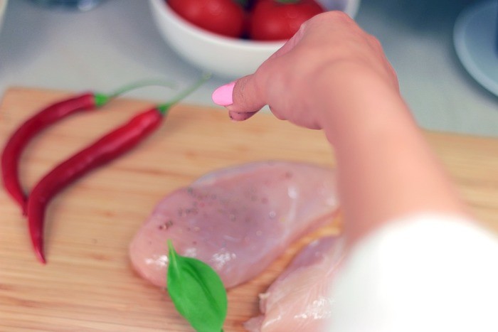 【料理別】鶏の胸肉の切り方・皮の切り方｜繊維/唐揚げ