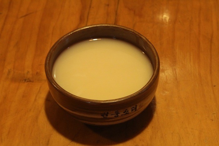 韓流ブームに乗ってが出た韓国のお酒・マッコリ。程良い甘さや飲みやすさからのお酒ですが、アルコール度数はどれくらいあるのでしょうか。マッコリの度数や酔いやすさ、健康や美容にどんな効果をもたらしてくれるのか、チェックしていきましょう。